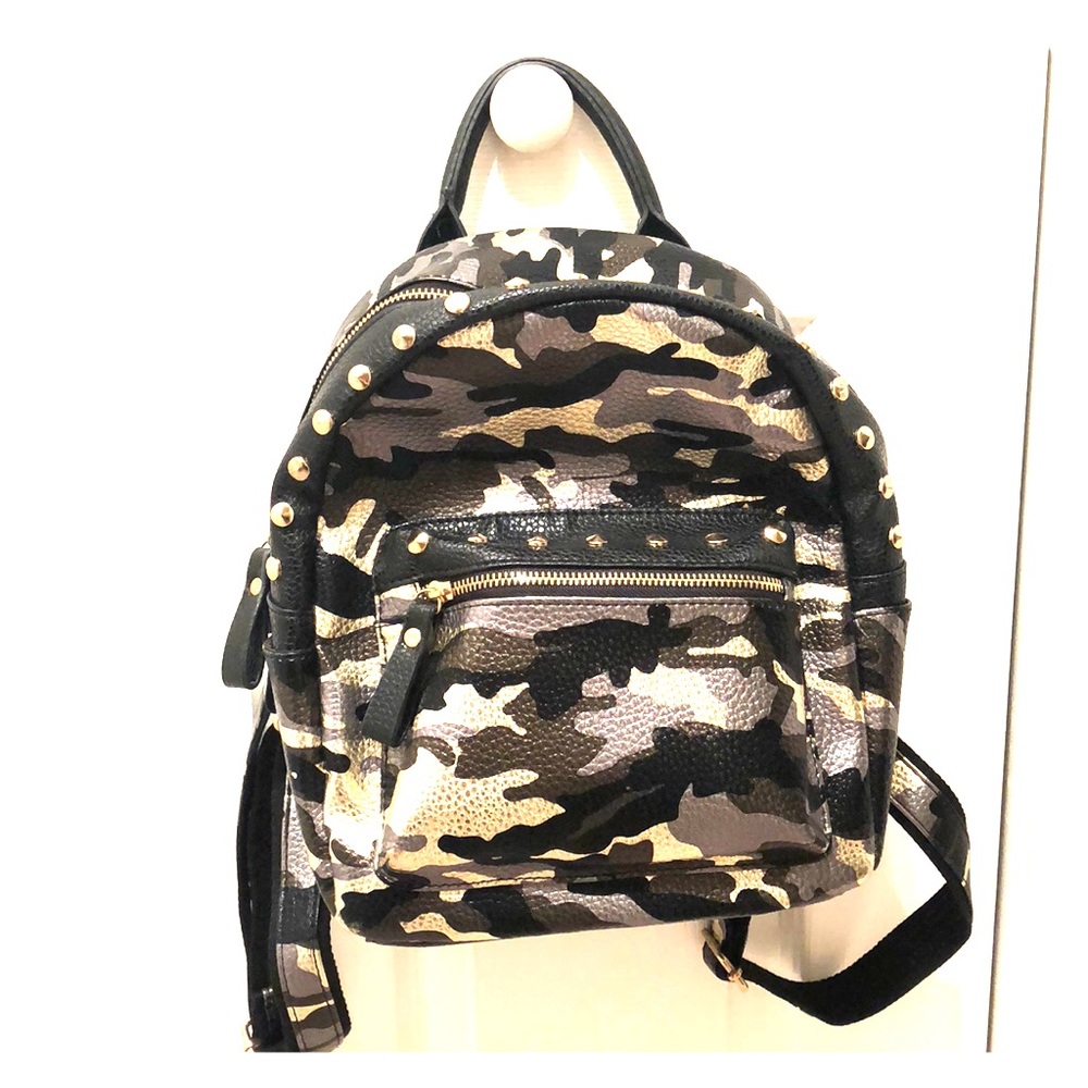 Medium sized camouflage backpack with gold details